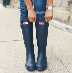 NWOT Hunter tall rain boots in navy, size 8 wide